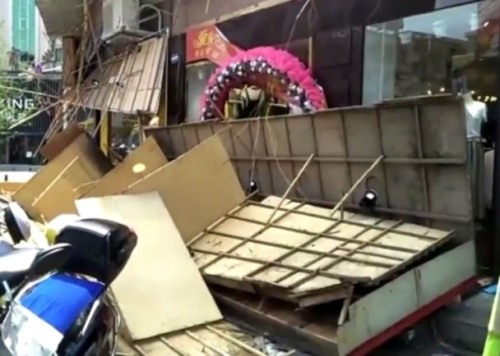 四川巨型廣告牌倒塌3人受傷