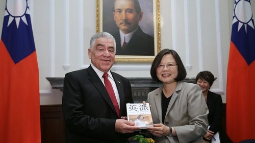 2017年7月，多明尼加共和國時任駐華特命全權大使索托呈遞到任國書，並接受總統贈禮