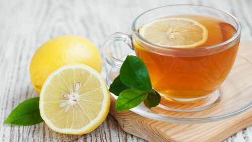 早上起來喝杯檸檬水，可幫助身體排除毒素，緩解肝臟負擔。