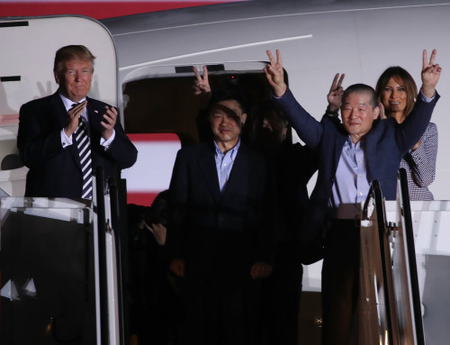 川普總統與夫人梅拉妮亞登機迎接曾被朝鮮關押的3名韓裔美國人。