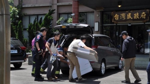 检调搜索台湾民政府中央会馆，并带来纸箱装资料等证物。