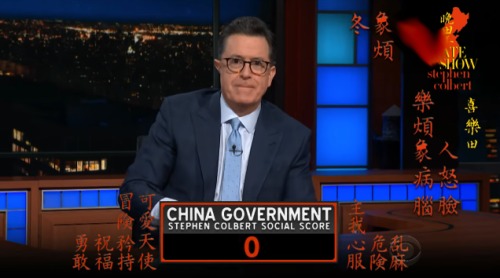 美国脱口秀主持人史蒂芬柯贝尔针对中国施压台湾等话题大开玩笑。