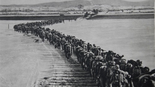中共志愿军跨过鸭绿江。（网络图片）