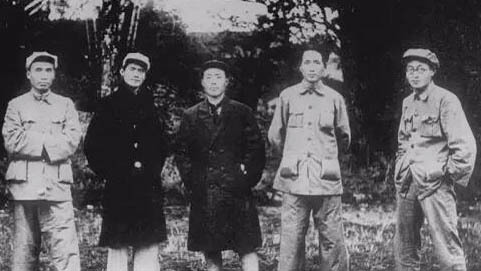 左起：朱德、邓发、项英、毛泽东、王稼祥。