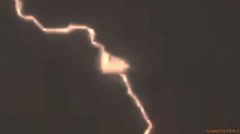 闪电中惊现“三角形UFO”引发热议(组图)
