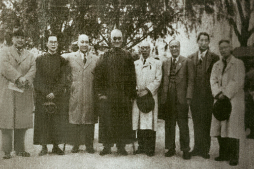 清華大學校長梅貽琦（左二），也曾是南開中學的學生，與張伯苓（左四）有師生之誼。