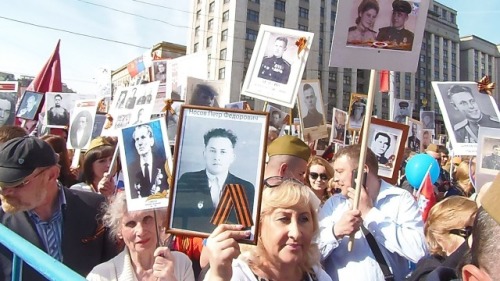 2015年5月9日，莫斯科市中心，佩戴「聖喬治絲帶」的「不朽軍團」遊行。