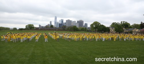 5月13日，部分纽约法轮功学员来到纽约总督岛举行排字活动