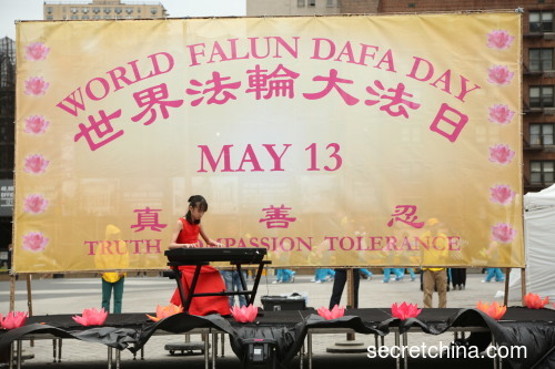 5月10日，紐約部分法輪功學員在紐約曼哈頓聯合廣場舉辦文藝演出。