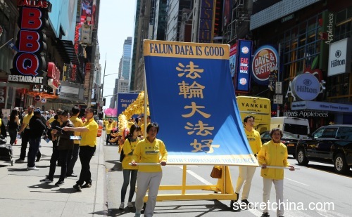 5月11日上午，纽约地区的法轮功学员举办游行活动。