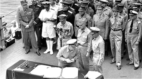 1945年9月2日，前排徐永昌（左一）和杨宣诚代表中国政府参加日本投降签字仪式。