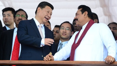 中国国家主席习近平2014年参加斯里兰卡科伦坡港口城建设的启动仪式，这个建设项目资金大部分由中国贷款。