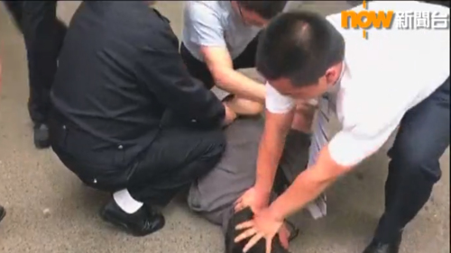 徐駿銘被當地公安粗暴壓制按地、並鎖上手銬拖上公安車帶走。