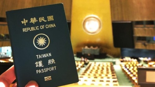在联合国会场上秀出中华民国护照