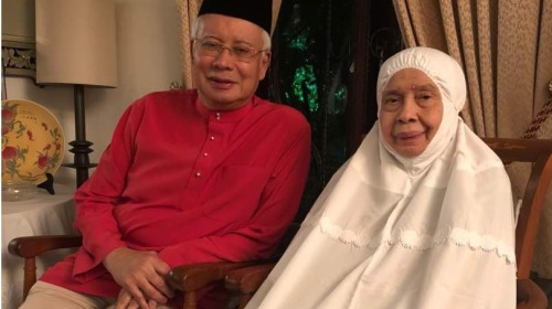 馬來西亞前總理納吉布（左）與母親開始齋戒月活動