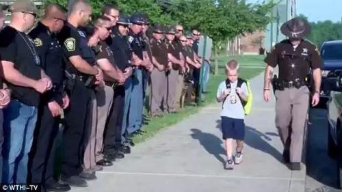 父親離世美國小男孩重返學校那天門口站了70名警員…