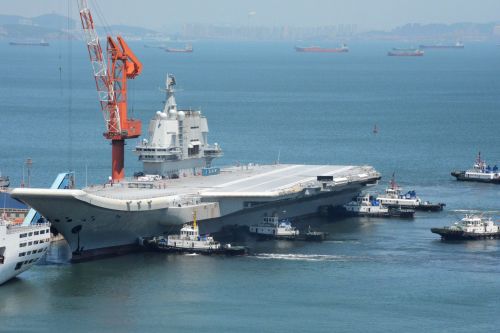 中船重工承擔設計建造中國航母，圖為首艘國產航母001A。