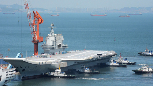 首艘中国国产航母完成第一次海试返回码头。