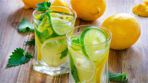 推荐青色的橘子或柠檬，连皮做成青橘果汁或是青柠檬水可以帮助人体排出更多的毒素