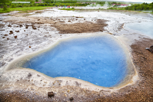 冰岛户外温泉泳池散布在城市各地。