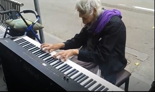 82岁坎坷老奶奶却用琴声抚慰了世界