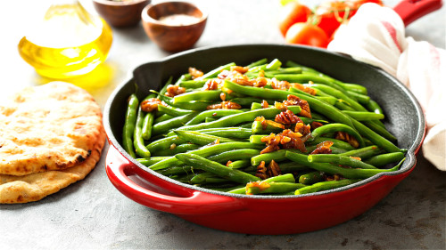 食用未煮熟的四季豆，可能使人食物中毒，出现胃肠炎的症状。