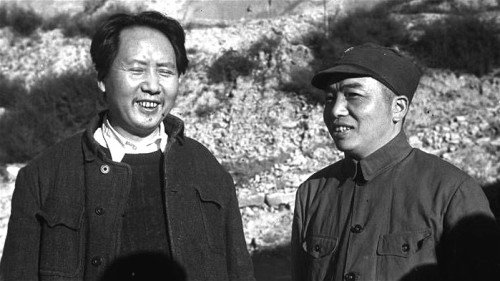 1944年，毛泽东和彭德怀在延安。