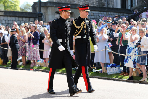 哈利王子與威廉王子為符合王室傳統禮儀，兩人皆身著「英國御林軍藍軍騎兵團的軍禮服」出席典禮。