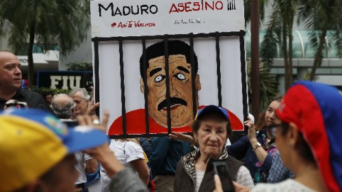 5月20日，美国迈阿密的委内瑞拉移民到委内瑞拉总领事馆前抗议总统选举。