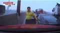 牺牲爱车救昏迷驾驶男子感动车商获赠新车(视频)