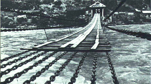 “飞夺泸定桥”是中共为了宣传而撒的谎，漏洞百出。图为红军时期的泸定桥。