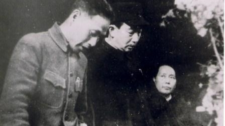 野坂参三（中）和毛泽东（右）在中共七大。