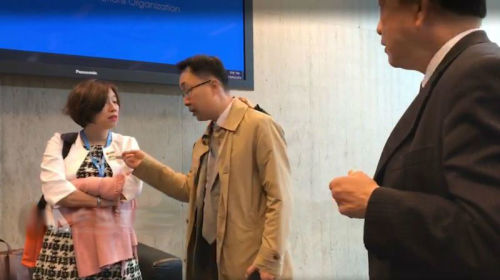 立委林静仪入世卫大会旁听时，因佩戴的别针上印有台湾字样遭中方人士抗议。