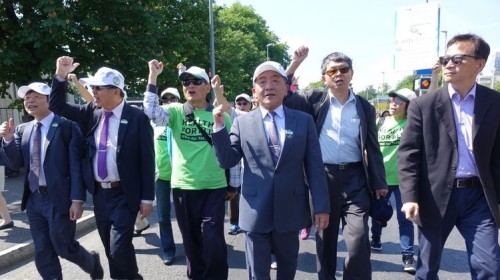世界卫生组织20日举办健走活动，卫福部长陈时中（右3）与台湾宣达团在万国宫外高喊WHO support Taiwan口号。