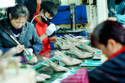 中國某工廠中，工人正在製作高跟鞋