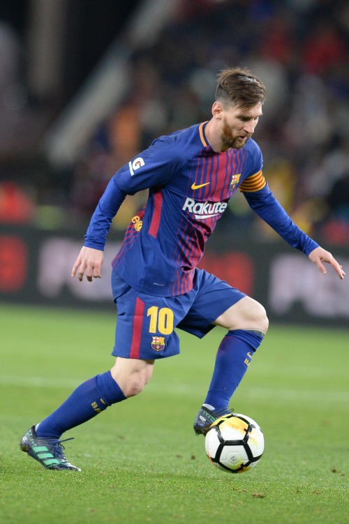 球星梅西（Lionel Messi）以個人34球的成績，第5次拿下「歐洲金靴獎」。