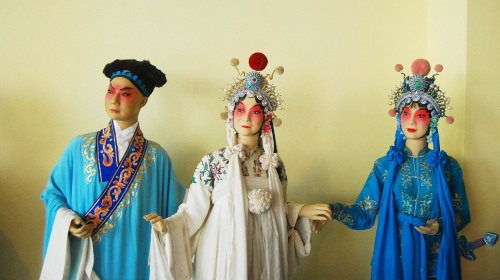 京劇中白蛇傳三主角的形象。從左至右：許仙、白娘子、小青。