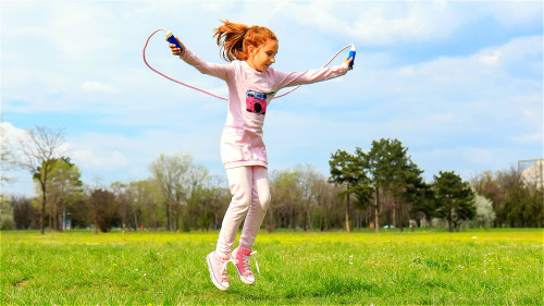 跳绳是一种全身性的有氧运动，能帮助全身脂肪的燃烧，肚子上的赘肉也能减掉。