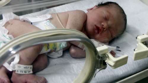 2个月大男婴遭华人保姆虐待 父母被剥抚养权
