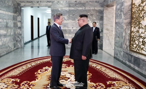 韓國總統文在寅與朝鮮最高領導人金正恩在板門店秘密進行了第二次會晤。