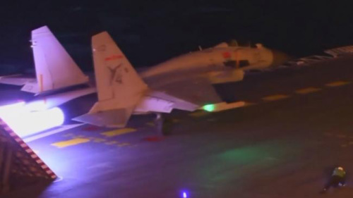 5月24日，中国央视播出的电视节目中，首次公开曝光了辽宁舰歼-15舰载机进行夜间起降训练的画面（图片来源：央视视频截图）