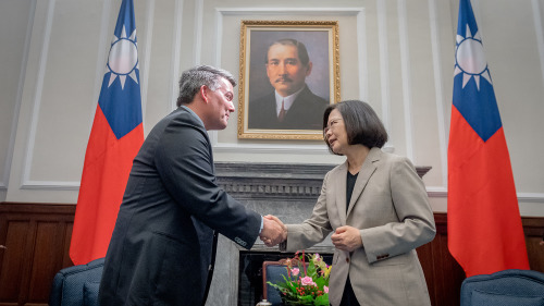 图为共和党联邦参议员贾德纳（Cory Gardner）与中华民国总统蔡英文会面