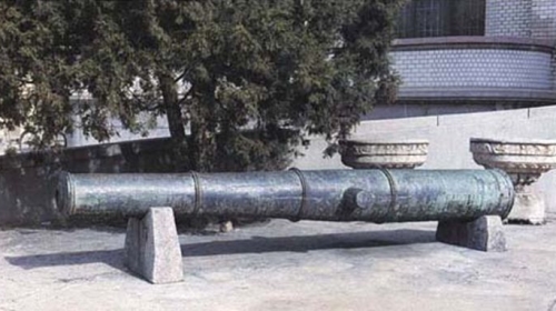 现藏于辽宁省博物馆的“定辽大将军”大炮。