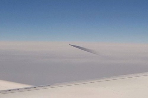 客机乘客拍到“UFO”在云层中盘旋