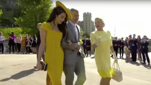 乔治克鲁尼的妻子充分表现出优雅的礼服姿态，重新点燃了黄色礼服的热潮。(图片来源:视频截图)