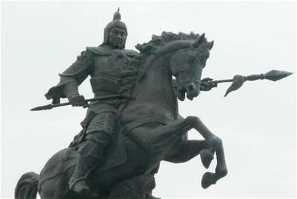 杨再兴单枪匹马冲阵去擒拿金兀术，但失败，失败后杨再兴仍能单骑而还。