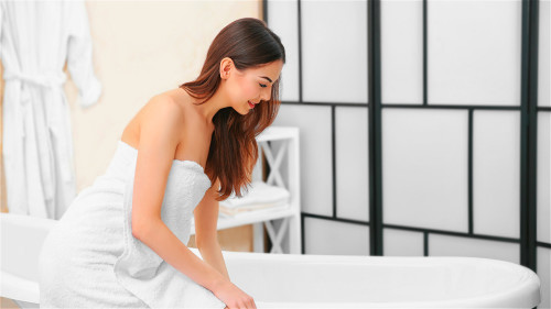 泡澡不仅可以放松身心，还有助预防心脑血管疾病。