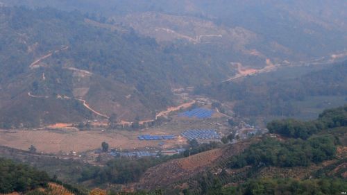 位於中緬邊境大山裡的克欽難民營（藍色屋頂）。從中國境內一側拍攝。