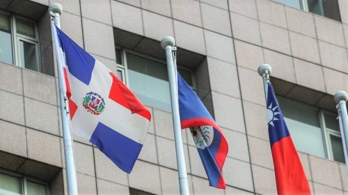 外交部长吴钊燮1日宣布，中国大陆与多明尼加自5月1日建交，中华民国也自即日起终止与多明尼加的外交关系，将终止双边合作计划、撤离大使馆。图左为大使馆外的多明尼加共和国国旗。