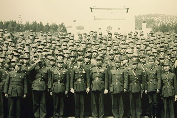 蒋介石（中）率何应钦（左）、白崇禧（右）等高级将领到南京中山陵谒陵